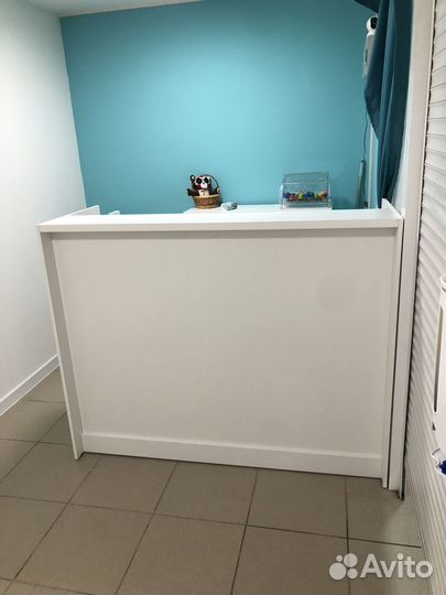 Стойка ресепшн белая в идеальном состоянии