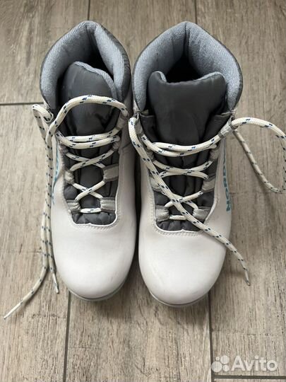 Беговые лыжи140-155, палки, ботинки 35 размер