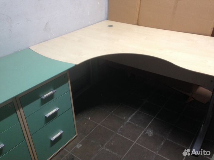 Стол офисный криволинейный
