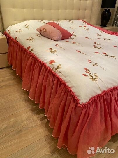 Покрывало на кровать с подушечками и шторами