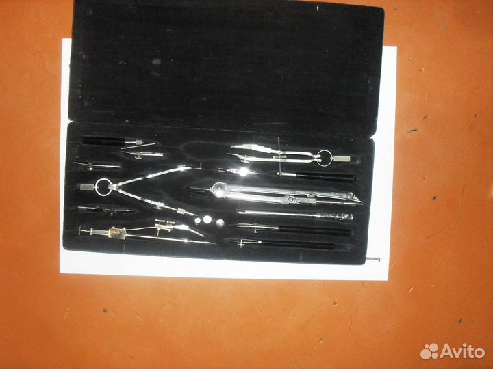 Готовальня и лекалы