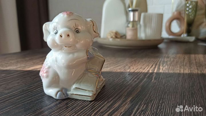 Свинка. Фарфоровая мини статуэтка - копилка