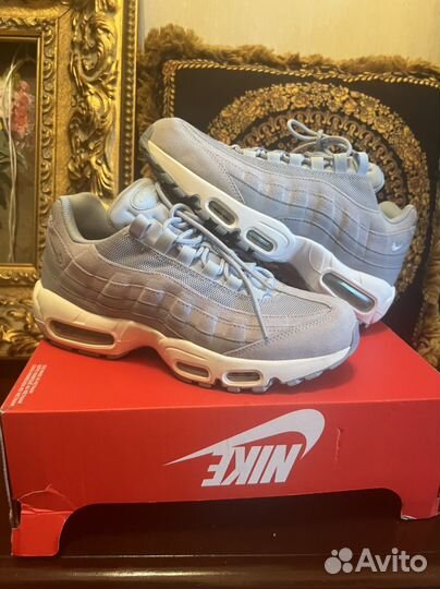 Кроссовки женские