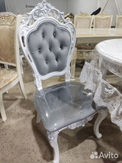 Стулья белые