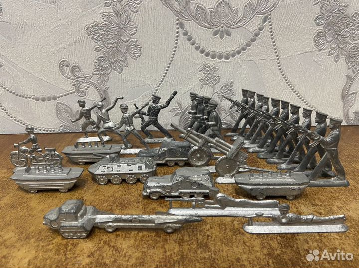 Оловянные солдатики, матросы, самолётики и техника