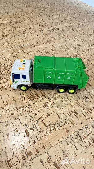 Игрушечный мусоровоз
