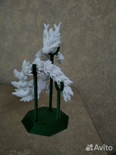 Большой пластиковый дракон