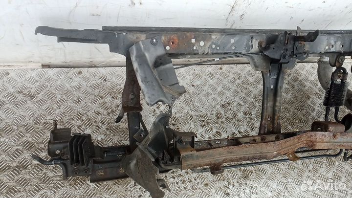 Панель передняя/телевизор (элемент) Nissan Navara