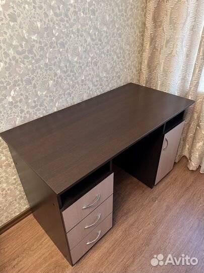 Стол и тумбочка