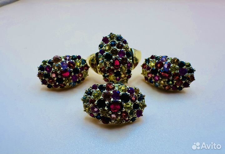 Золотой комплект с цветными сапфирами