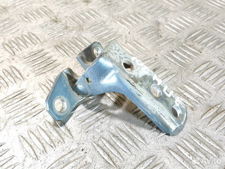 Петля двери задней правой нижняя Mitsubishi L200 2