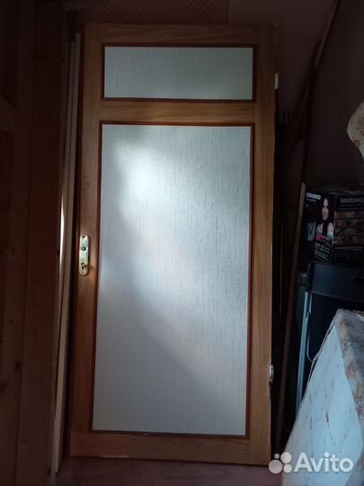 Дверь деревянная с стеклянными вставками