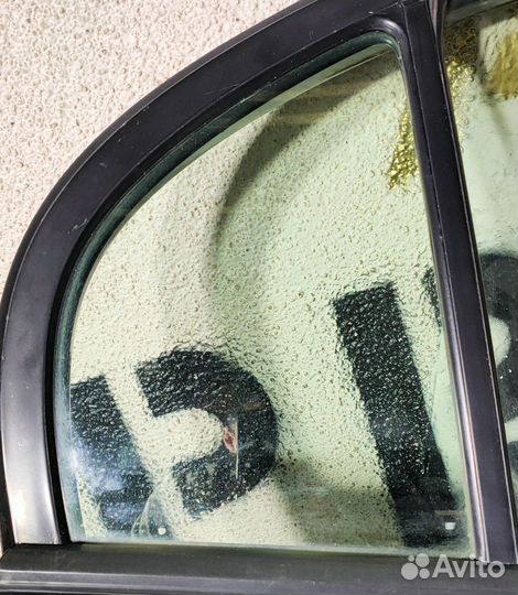Стекло двери задней правой форточка Toyota Avensis