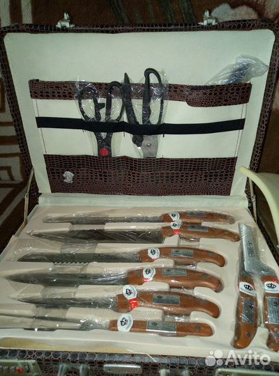 Набор столовых приборов в чемодане