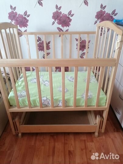 Детская кроватка с маятником и ящиком