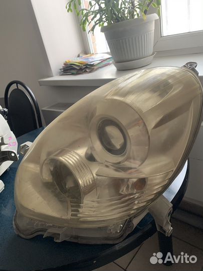 Продам передние фары на Тойота Пассо