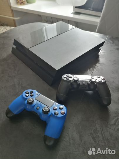Sony PlayStation 4 + два джойстика