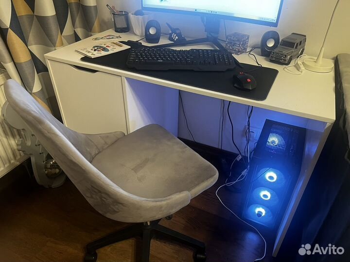 Письменный стол со стулом