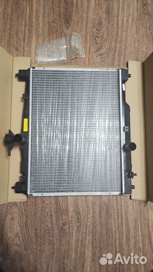 Новый радиатор двигателя behr hella 8MK376718421