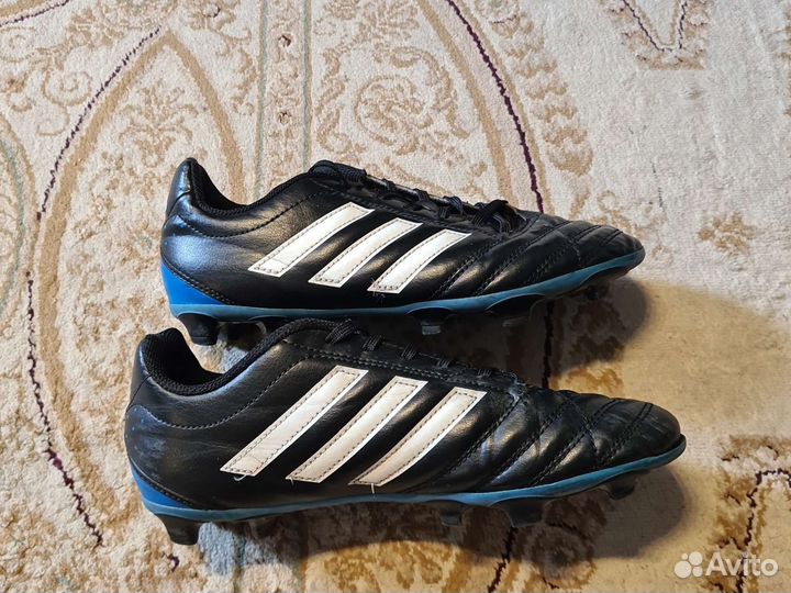 Футбольные бутсы adidas