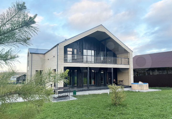 Коттедж 323 м² на участке 15 сот.