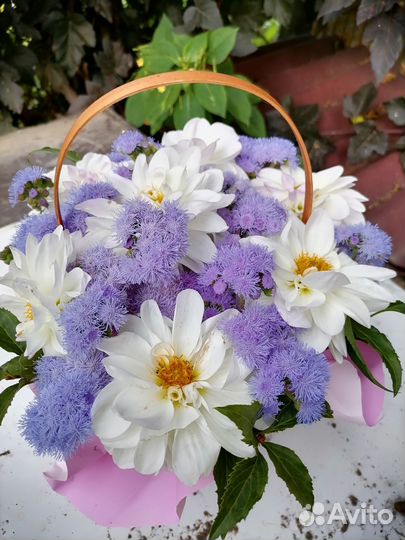 Корзина с цветами. Букеты