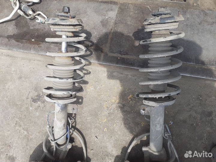 Передние стойки левые,правые Citroen C3