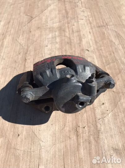 Суппорт передний правый Volkswagen Polo 1.6L