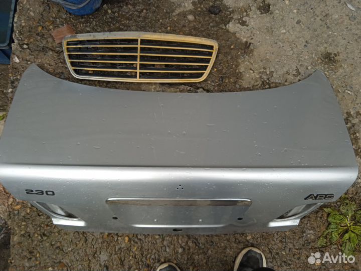 Крышка багажа Mercedes 210