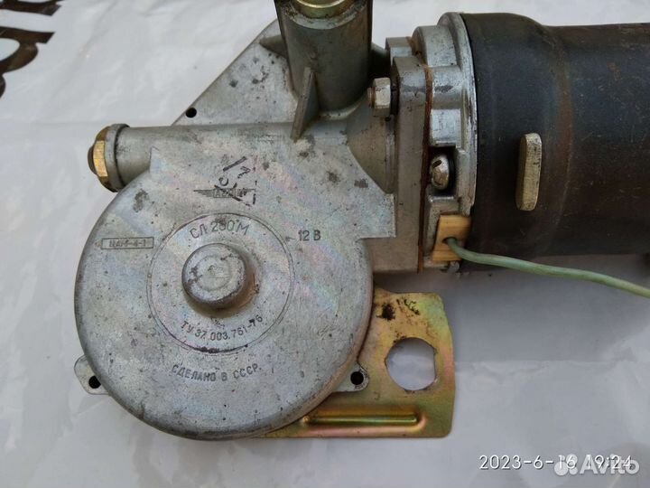 Моторчик стеклоочистителя 12 в