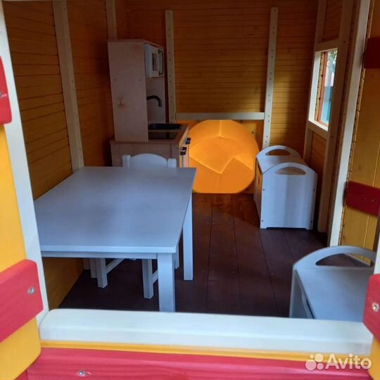 Детская площадка с большим домиком и горкой труба