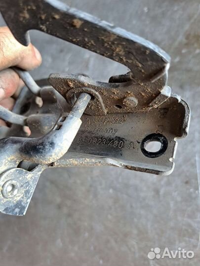 Замок капота Audi A4 B6