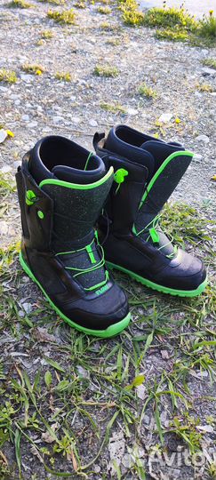 Сноуборд с креплениями и ботинками