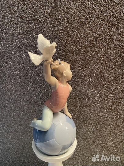 Фарфоровые статуэтки Lladro Nao, девочка на шаре