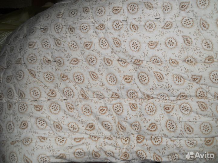 Подушки, декоративные растения, одеяла