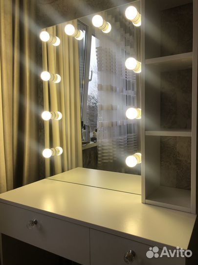 Гримерное зеркало с лампочками и столом