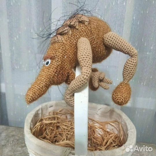 Вязанная интерьерная игрушка