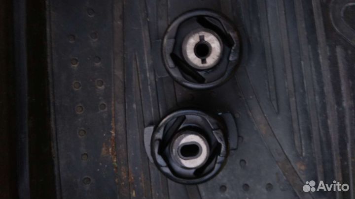 Салейнблоки задней балки Laguna ll