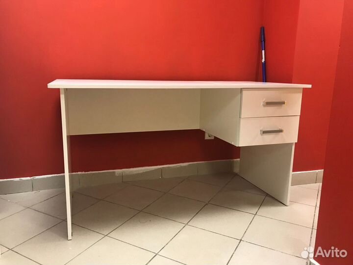 Стол офисный с выдвижными ящиками
