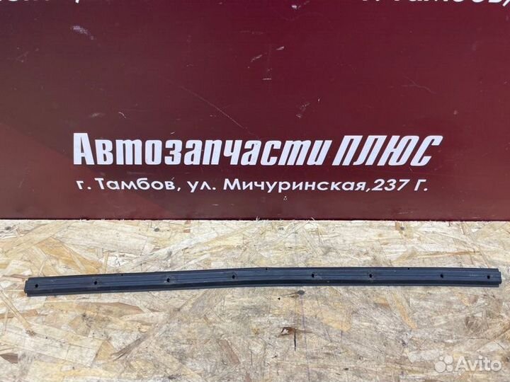 Уплотнительная резинка боковой двери передняя