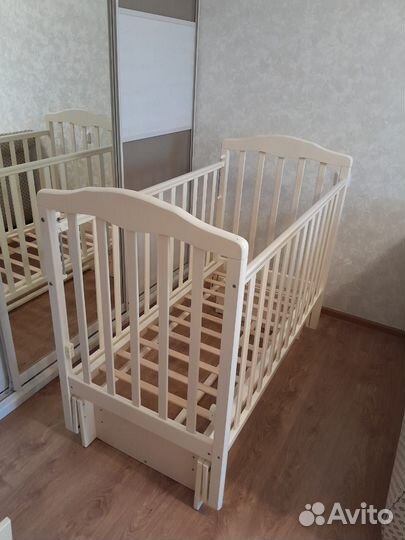 Детская кроватка с продольным маятником