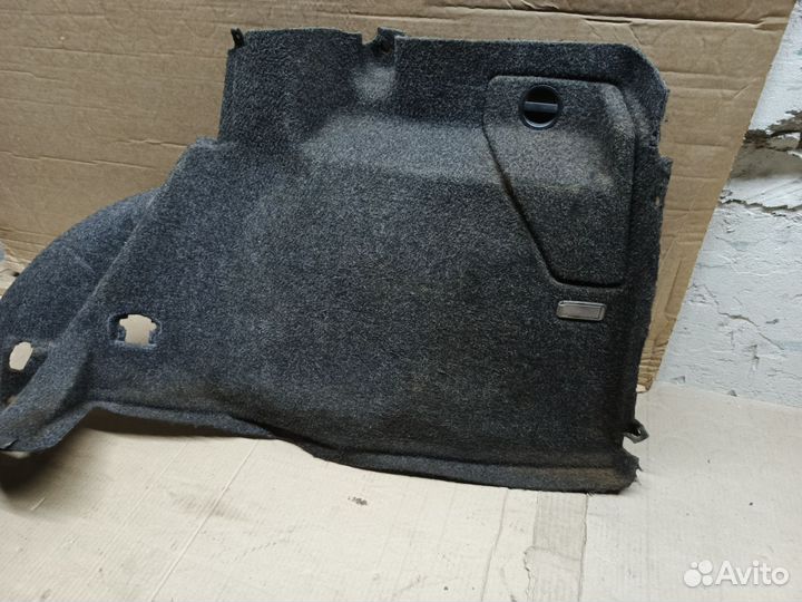 Обивка багажника правая Golf 4