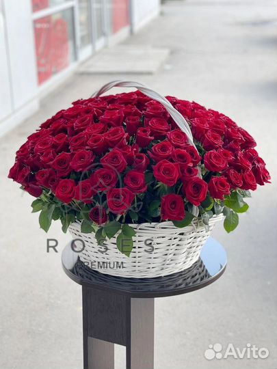 Корзинка из 151,101,61 розы