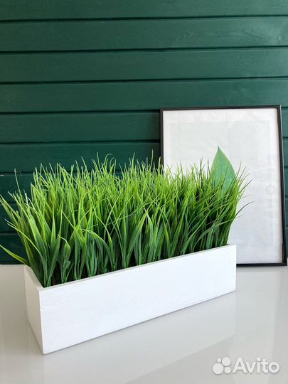 Искусственные цветы в ящиках, трава, зелень