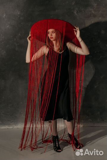 Шляпа с нитями