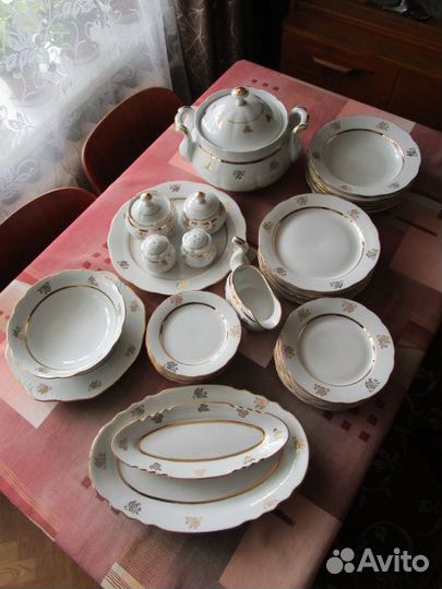 Фарфоровый столовый сервиз 