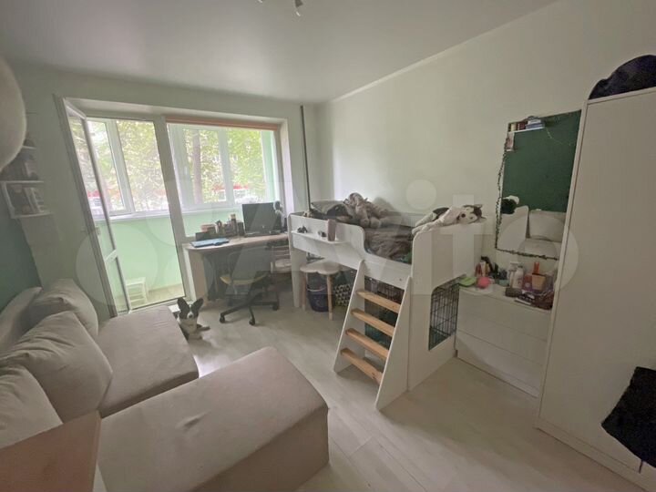 Доля в 4-к. квартире, 21 м², 1/5 эт.