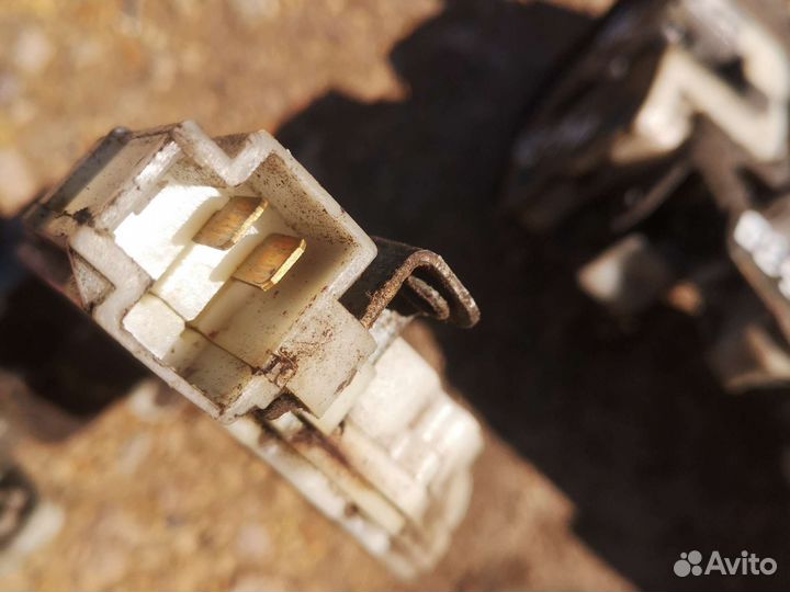 Замок задний левый Almera N15