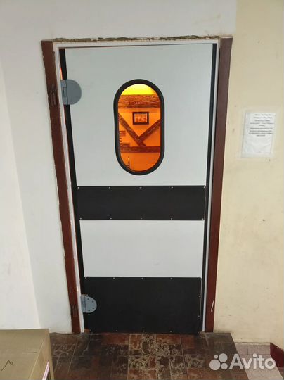 Дверь маятниковая влагостойкая