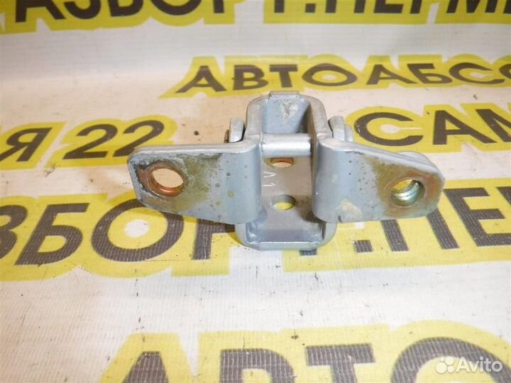 Петля двери Mitsubishi Pajero III 1999-2006